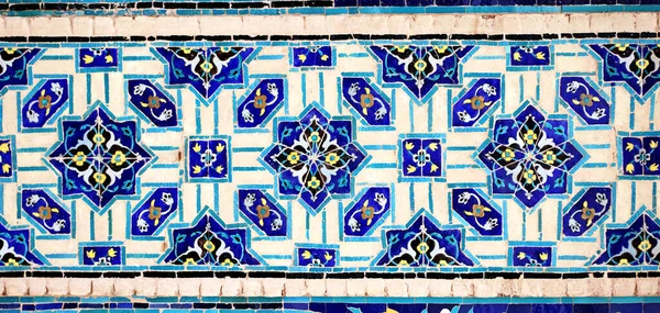 Masjid Jamehモスク ジャムモスク 金曜モスク イスファハン イランの花の装飾が施された伝統的なペルシャモザイクの壁の詳細 ユネスコ世界遺産 — ストック写真