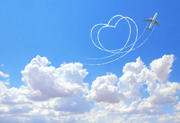 航空機は空に心を引く 心臓の形をした航空機の飛行経路 世界旅行のための愛の概念 テキストのコピースペース — ストック写真