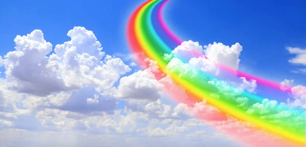 Witte Wolken Blauwe Lucht Kleurrijke Regenboog Horizontale Zomer Natuur Banner — Stockfoto