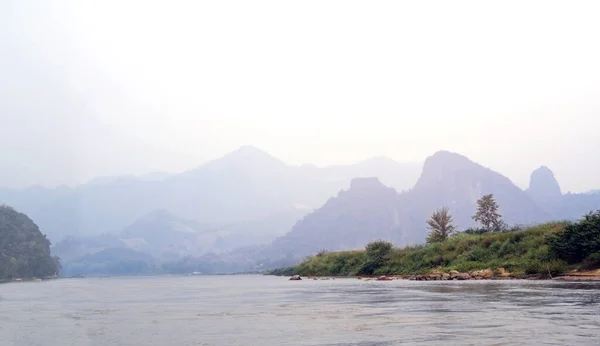 Prachtig Ochtendlandschap Met Bergen Rivier Mekong Nabij Luang Prabang Laos — Stockfoto