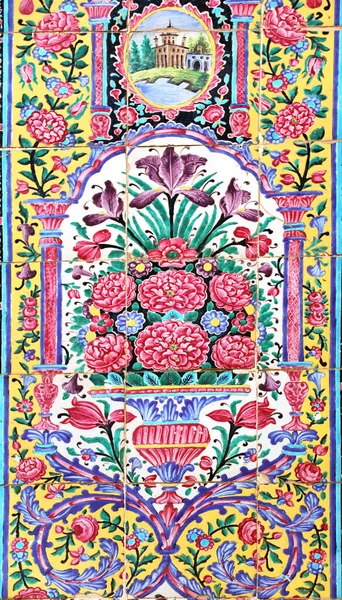 伊朗设拉子的Nasir Mulk清真寺 粉红清真寺 用花卉装饰的传统波斯瓷墙的细节 — 图库照片