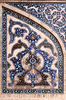 İran 'da Mescid-i Haram (Jame Camii, Cuma Camii), İsfahan, İran' ın geleneksel İran mozaik duvarının ayrıntıları. UNESCO Dünya Mirası Alanı