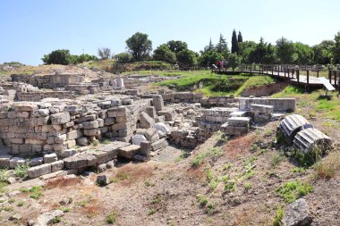 Türkiye 'nin Çanakkale ilinin antik Truva şehrindeki tapınak kalıntıları ve taş sütun detayları. UNESCO dünya mirası sahası