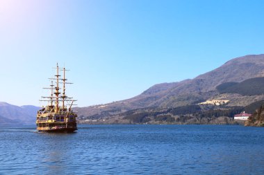 Ashi volkanik gölünü gezen bir gemi. Ashi Gölü, Hakone, Japonya, Asya 'daki korsan gemisi.