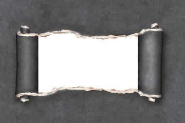 Koyu gri renkli yırtık bir kağıtta yırtılmış yırtık bir delikle yatay arkaplan. Siyah kağıtta izole edilmiş beyaz delikle arka plan. Büyük buluş kağıdı. Şablon oluşturun. Metin için alanı kopyala