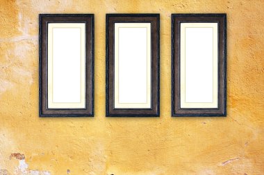 Eski sıva duvarında üç adet eski ahşap çerçeve. Oda duvarındaki eski boş çerçeve. Şablon oluşturun. Metin için alanı kopyala