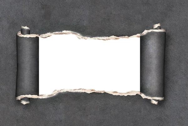 Koyu gri renkli yırtık bir kağıtta yırtılmış yırtık bir delikle yatay arkaplan. Siyah kağıtta izole edilmiş beyaz delikle arka plan. Büyük buluş kağıdı. Şablon oluşturun. Metin için alanı kopyala