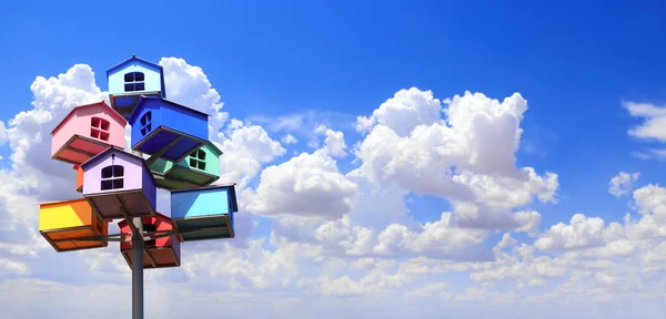 Horizontales Banner Mit Bunten Nistkästen Auf Blauem Himmelhintergrund Viele Vogelhäuschen — Stockfoto