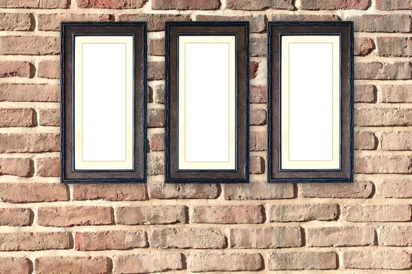 三个老式的木制空画框在旧砖墙上 复盖在房间墙壁上的空白框架 模拟模板 文本的复制空间 — 图库照片