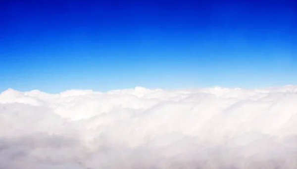 Letecký Pohled Letadla Krásné Bílé Mraky Modré Obloze — Stock fotografie
