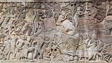 Prasat Bayon Tapınağı 'ndaki fillerde askerlerin, askerlerin ve askeri liderlerin resmedildiği duvar, ünlü Angkor Wat kompleksi, khmer kültürü, Siem Reap, Kamboçya. UNESCO dünya mirası sahası
