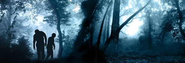 在雾蒙蒙的森林的神秘风景中 横幅上挂着两个僵尸的横幅 万圣节的场景与行尸走肉 僵尸启示录 — 图库照片