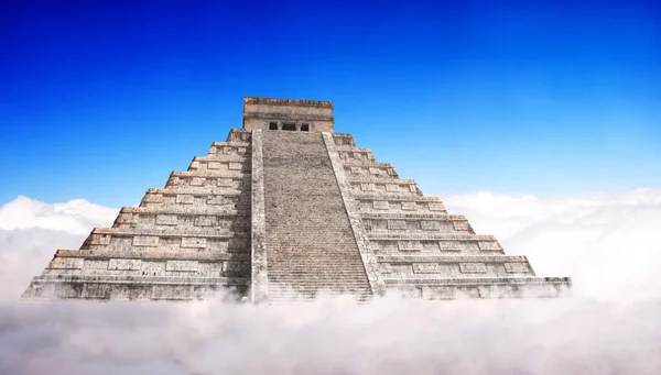 Piramide Maya Gigante Con Una Base Nascosta Tra Nuvole Bandiera — Foto Stock