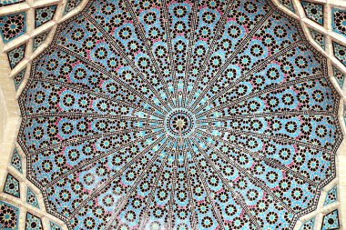 İran 'ın Şiraz kentindeki Nasir el Mulk Camii' nde (Pembe Cami) geometrik süslemeli geleneksel İran mozaik kubbesinin ayrıntıları