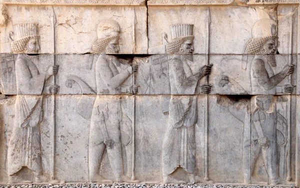 Стародавня Стіна Барельєфом Асирійськими Воїнами Списами Персеполіс Іран Unesco World — стокове фото