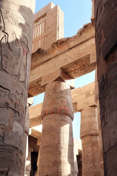 Antigua Columna Con Colorida Pintura Mural Complejo Templos Karnak Luxor —  Fotos de Stock