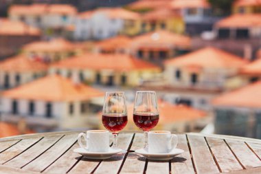 İki kadeh Madeira şarabı ve iki bardak taze espresso kahve kasabaya Funchal, Madeira, Portekiz manzaralı sokak Cafe