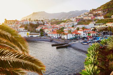 Doğal hava günbatımı görünümünü Camara de Lobos Köyü, Madeira, Portekiz