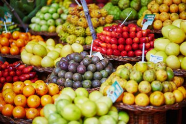 Çok taze ve olgun egzotik meyve üzerinde geleneksel çiftçi pazar Mercado dos Lavradores, Funchal, Madeira Adası, Portekiz