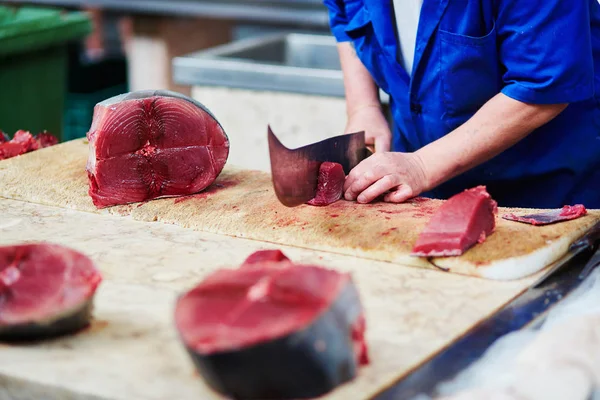 魚市場で大西洋マグロを切断男 Mercado Dos Lavradores Funchal Madeira Portugal — ストック写真