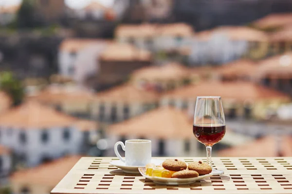 Dvě Sklenky Vína Madeira Dva Šálky Čerstvé Espresso Kávy Pouliční — Stock fotografie