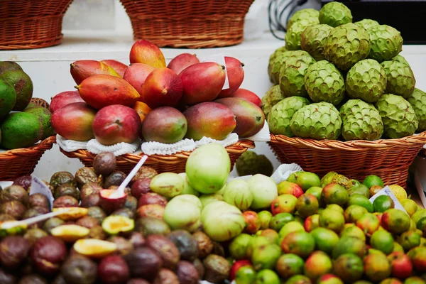 Molti Frutti Esotici Freschi Maturi Sul Mercato Agricolo Tradizionale Mercado — Foto Stock