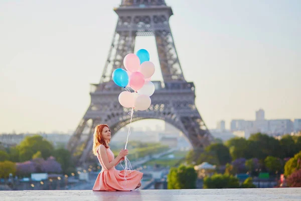 Happy Young Girl Bunch Pink Blue Balloons Front Eiffel Tower — Stock Photo, Image