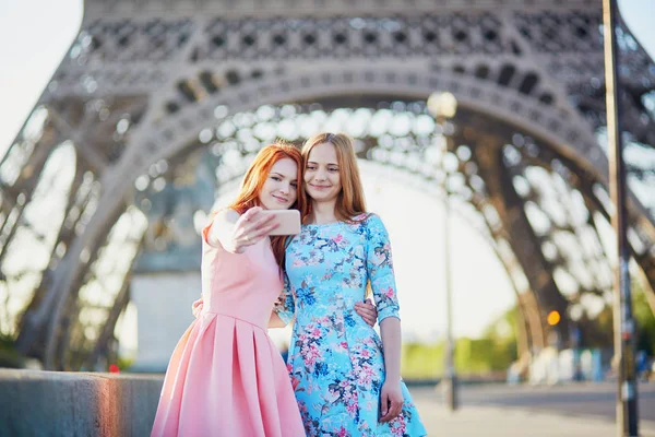 Dois Amigos Tirando Selfie Perto Torre Eiffel Paris França — Fotografia de Stock