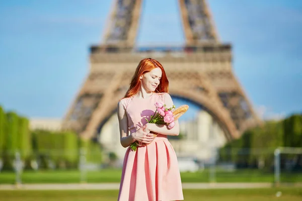 Menina Bonita Com Pão Francês Tradicional Baguete Flores Frente Torre — Fotografia de Stock