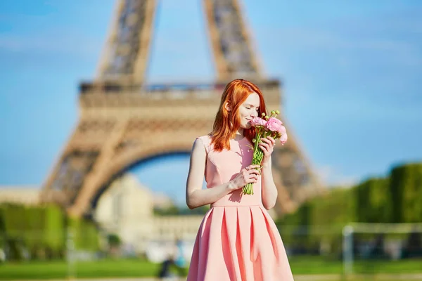 Vacker Ung Flicka Med Blommor Framför Eiffeltornet — Stockfoto