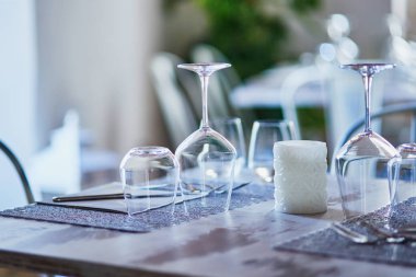 Boş şarap gözlük restoran veya Cafe