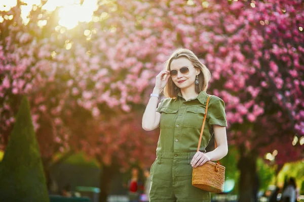 Hermosa Mujer Francesa Caminando París Día Primavera Temporada Flores Cerezo — Foto de Stock