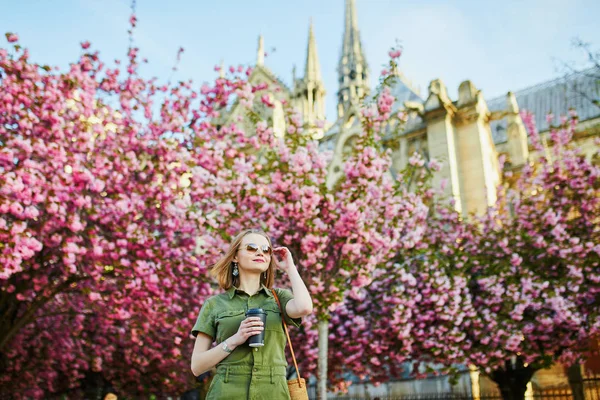Vacker Fransk Kvinna Promenader Paris Vårdag Körsbärsblom Säsongen — Stockfoto