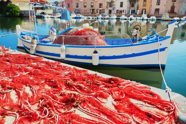 ボートとボーザ サルデーニャ イタリアの赤い漁網 — ストック写真