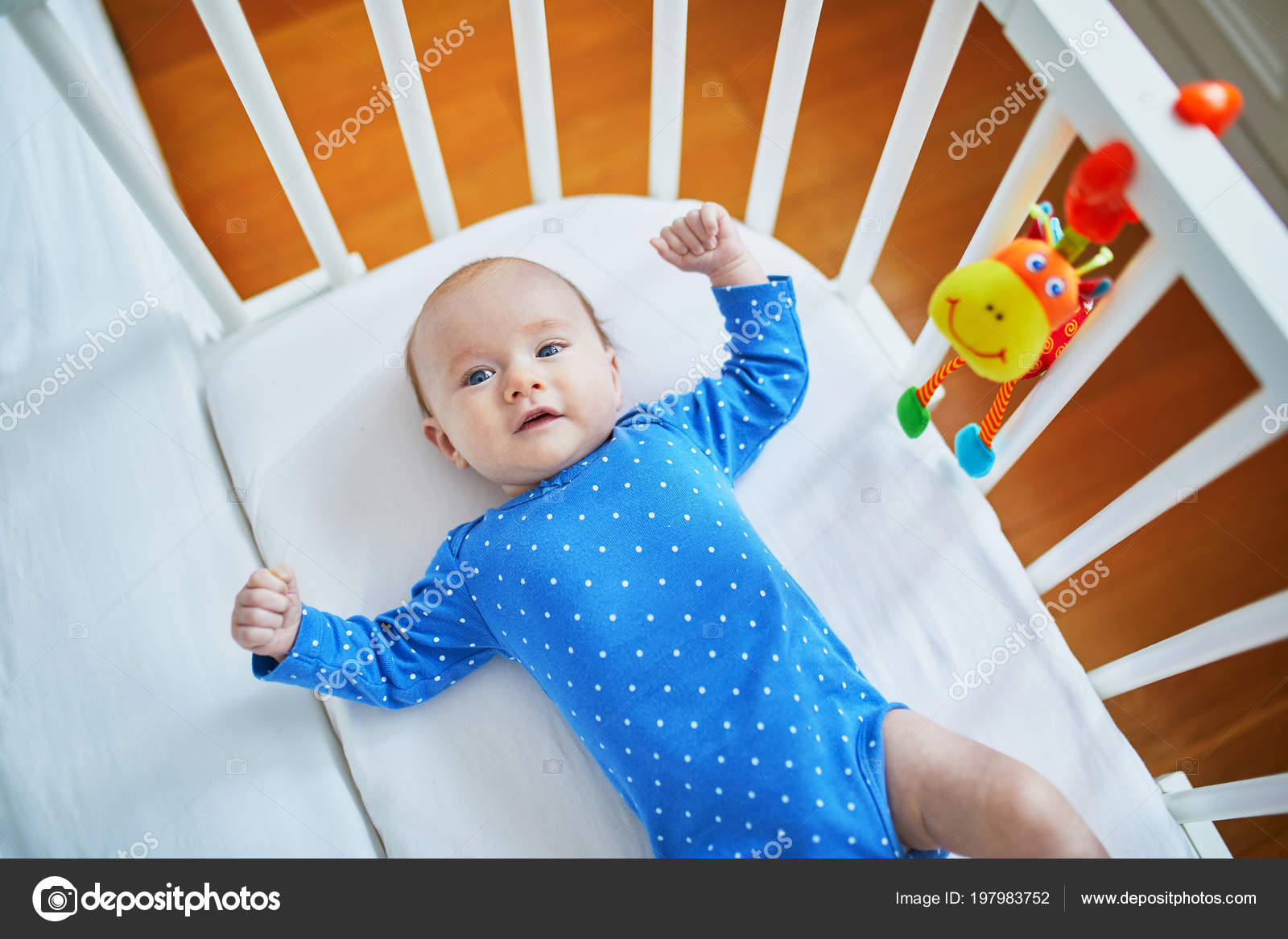 Bebe Fille Couchee Dans Dormeur Attache Lit Des Parents Jouant Image Libre De Droit Par Encrier C Bebe Fille Couchee Dans Dormeur Attache Lit Des Parents Jouant Image Libre De Droit Par Encrier C