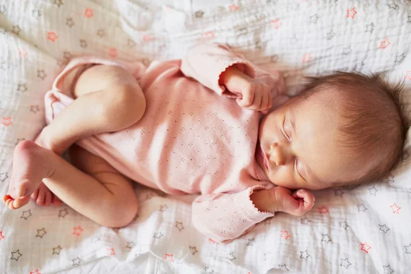 Νεογέννητο Κοριτσάκι Που Κοιμάται Στο Παχνί Της Βρέφος Έχοντας Υπνάκο — Φωτογραφία Αρχείου