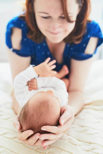 Yeni Doğan Bebeği Ile Bağ Anne Çocuğunu Tutan Gülümseyen Anne — Stok fotoğraf