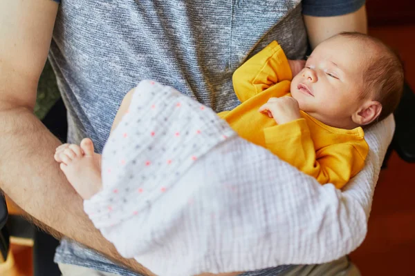 Отец Держит Свою Новорожденную Дочь Month Old Baby Girl Her — стоковое фото