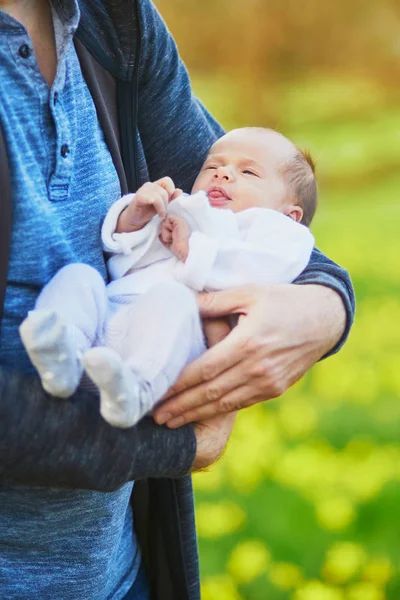 彼の腕の中で生後 週間の赤ちゃんを保持しています 屋外のお父さんの手で生後 ヶ月の子 新生児の最初の散歩 — ストック写真