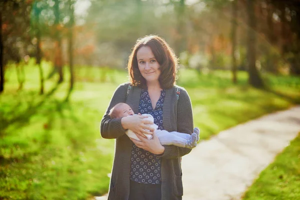 Madre Che Tiene Braccio Una Bambina Settimane Bambino Mese Nelle — Foto Stock