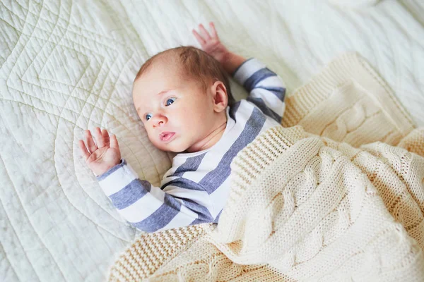 Adorable Petite Fille Couchée Sur Lit Dans Pépinière — Photo