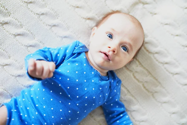 Adorabile Bambina Sdraiata Sul Letto Vivaio — Foto Stock