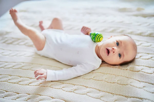 Neonato Bambina Che Gioca Con Giocattolo Sonaglio Colorato Giochi Sviluppo — Foto Stock