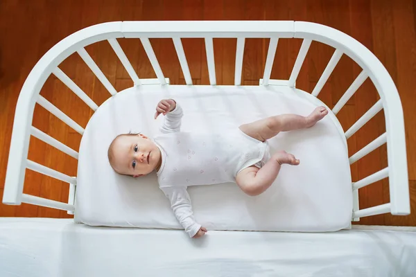 Baby Liegt Beischlaf Bett Der Eltern — Stockfoto
