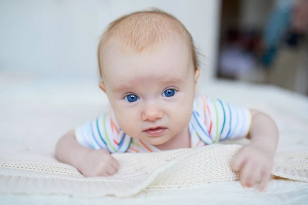 Blauwe Eyed Babymeisje Buik Tijd Doen — Stockfoto