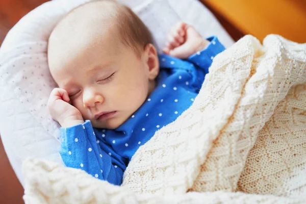 Niña Mes Durmiendo Debajo Una Manta Punto Niña Durmiendo Una — Foto de Stock