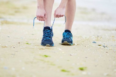 Genç jogger spor çalışan bağlama dantel ayakkabı. Fitness ve sağlıklı yaşam konsepti