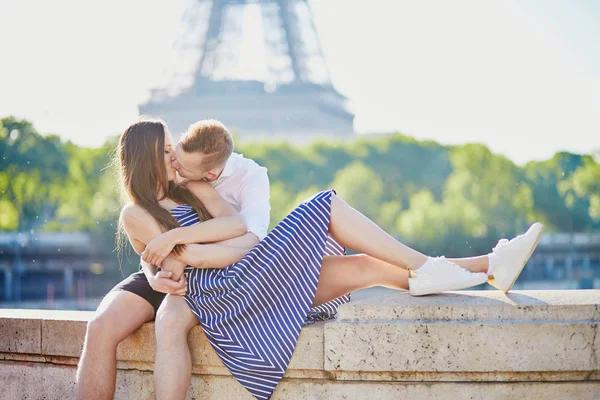 Romantic Couple Together Paris Kissing Eiffel Tower — Stock Photo, Image