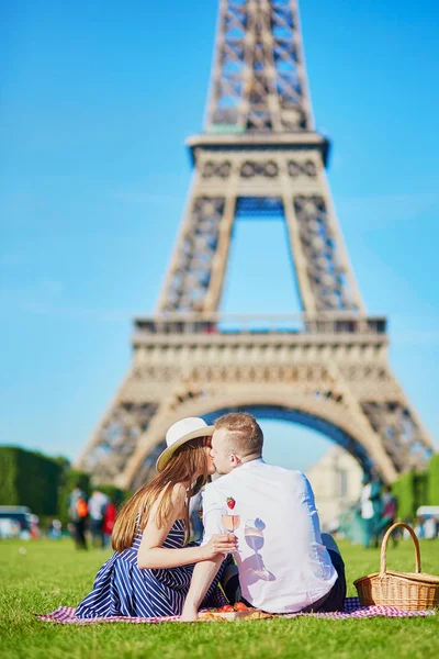 Romantik Çift Çimen Şarap Meyve Üzerinde Piknik Paris Eyfel Kulesi — Stok fotoğraf