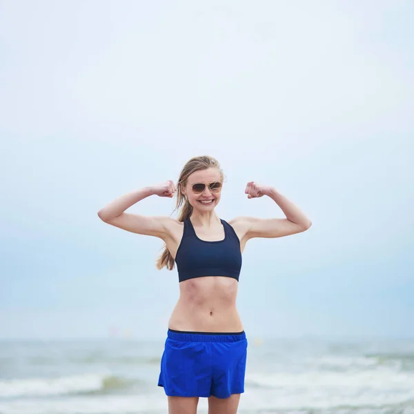Healthy Fitness Runner Girl Wearing Sunglasses Showing Her Biceps Young — Stock Photo, Image